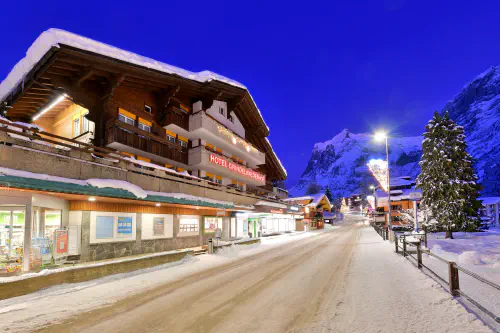 Außenansicht des Hotel Grindelwalderhof in einer Winternacht