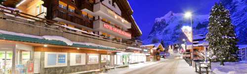Outside view on Hotel Grindelwalderhof on a winters' night